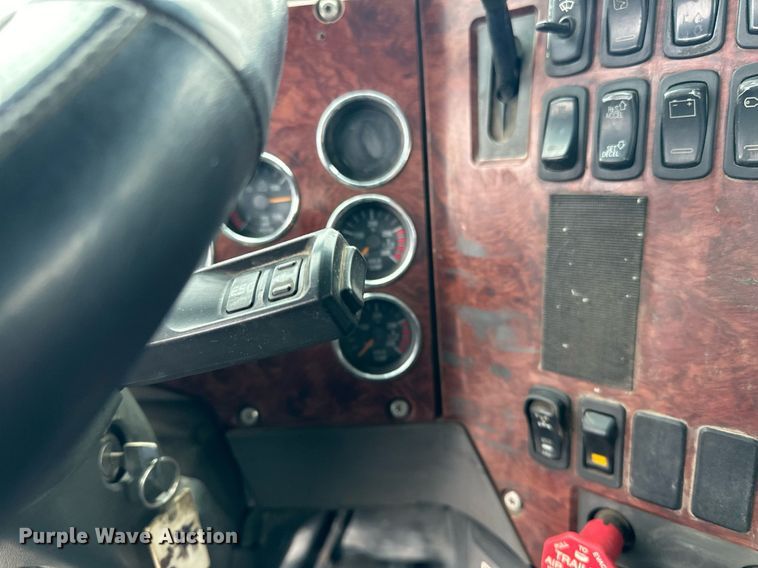 image for item LO9483 2007 Mack CTP713B roll-off container truck