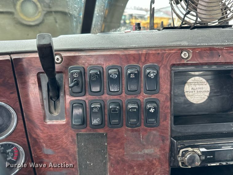 image for item LO9483 2007 Mack CTP713B roll-off container truck