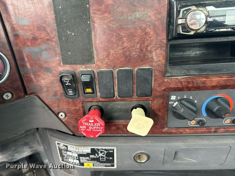 image for item LO9483 2007 Mack CTP713B roll-off container truck