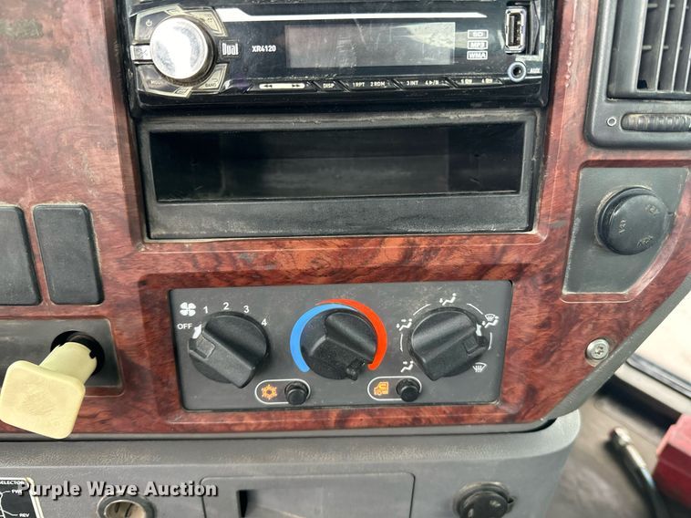 image for item LO9483 2007 Mack CTP713B roll-off container truck