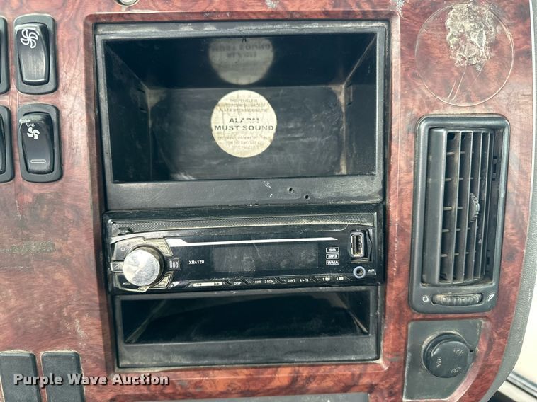 image for item LO9483 2007 Mack CTP713B roll-off container truck