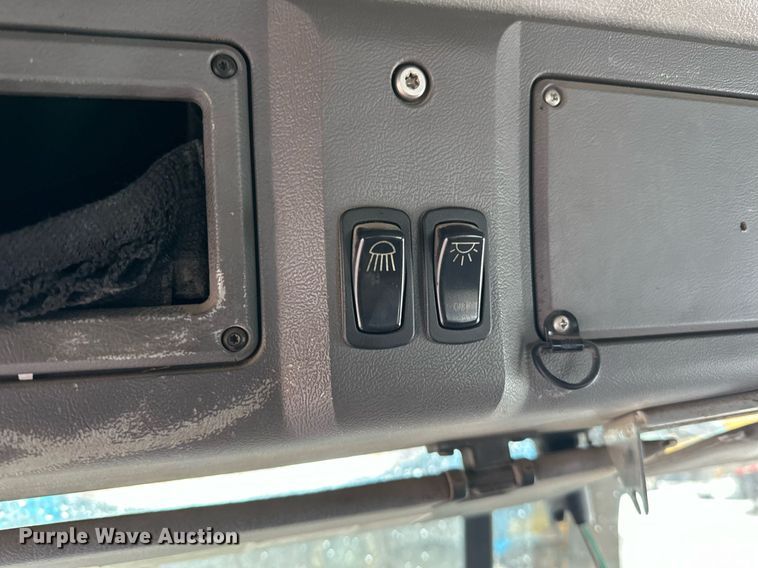 image for item LO9483 2007 Mack CTP713B roll-off container truck