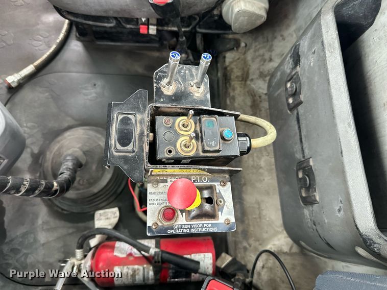 image for item LO9483 2007 Mack CTP713B roll-off container truck