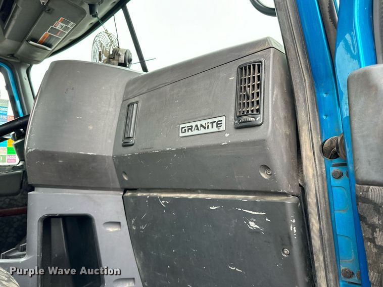 image for item LO9483 2007 Mack CTP713B roll-off container truck