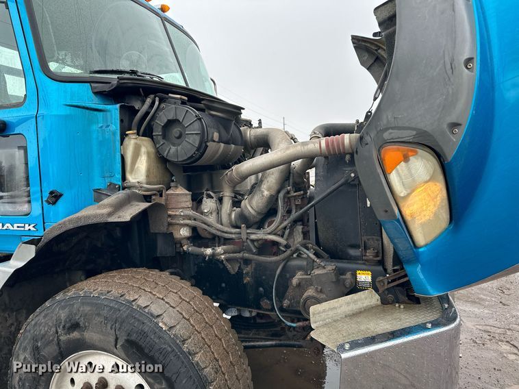 image for item LO9483 2007 Mack CTP713B roll-off container truck