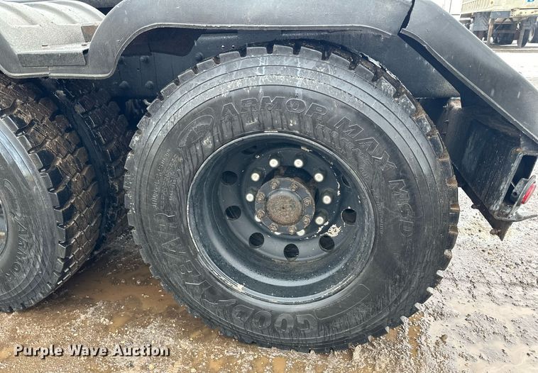 image for item LO9483 2007 Mack CTP713B roll-off container truck