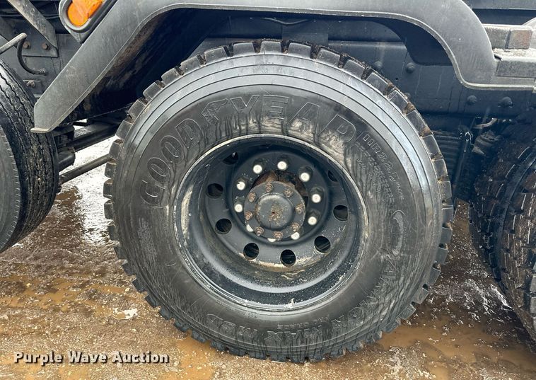 image for item LO9483 2007 Mack CTP713B roll-off container truck