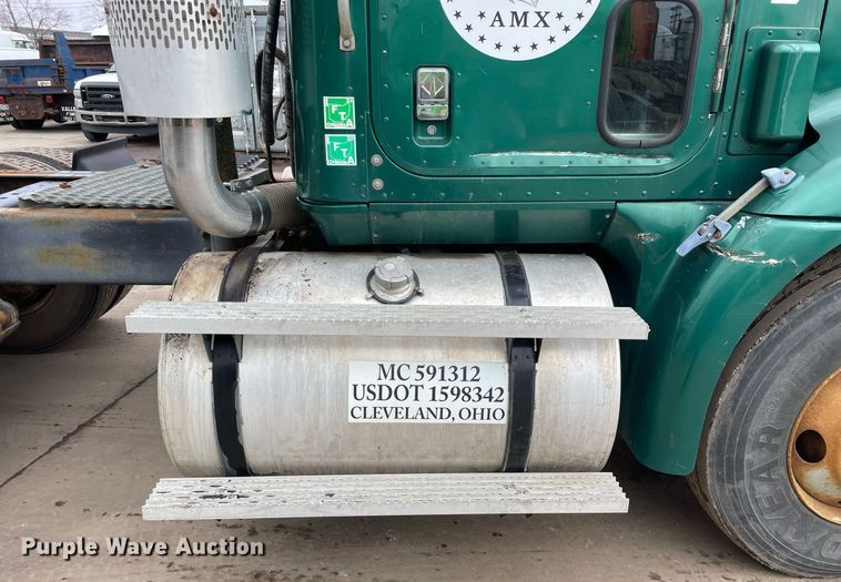 image for item LV9980 1997 International  9200 semi truck