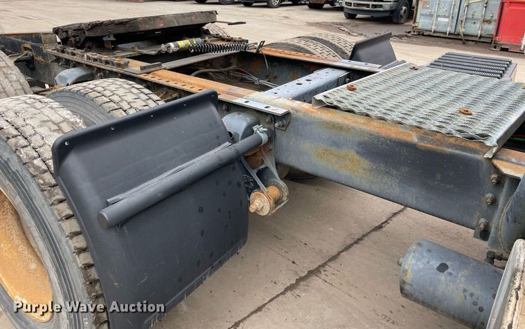 image for item LV9980 1997 International  9200 semi truck