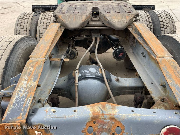 image for item LV9980 1997 International  9200 semi truck