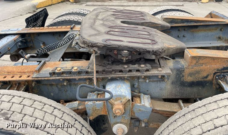 image for item LV9980 1997 International  9200 semi truck