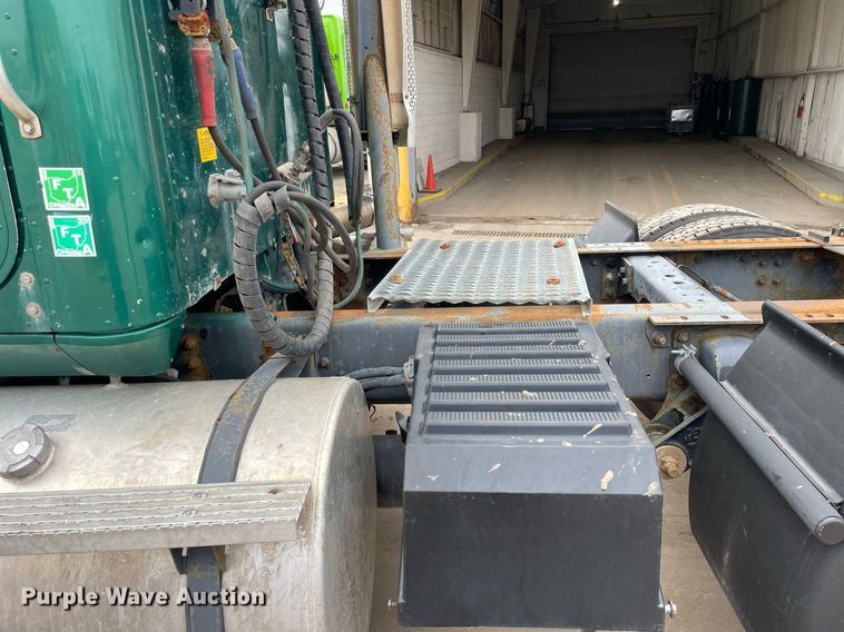 image for item LV9980 1997 International  9200 semi truck