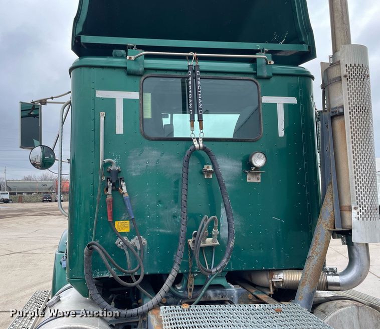 image for item LV9980 1997 International  9200 semi truck