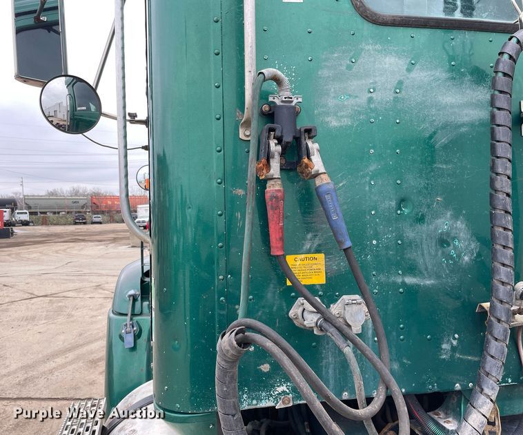 image for item LV9980 1997 International  9200 semi truck