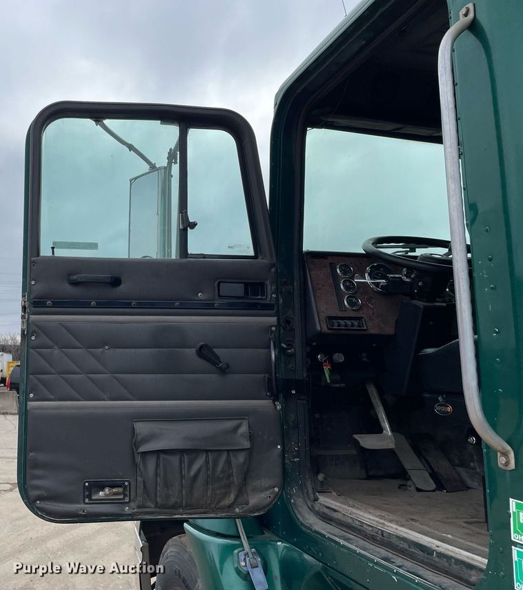 image for item LV9980 1997 International  9200 semi truck