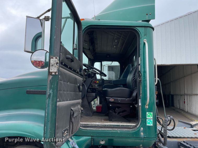 image for item LV9980 1997 International  9200 semi truck