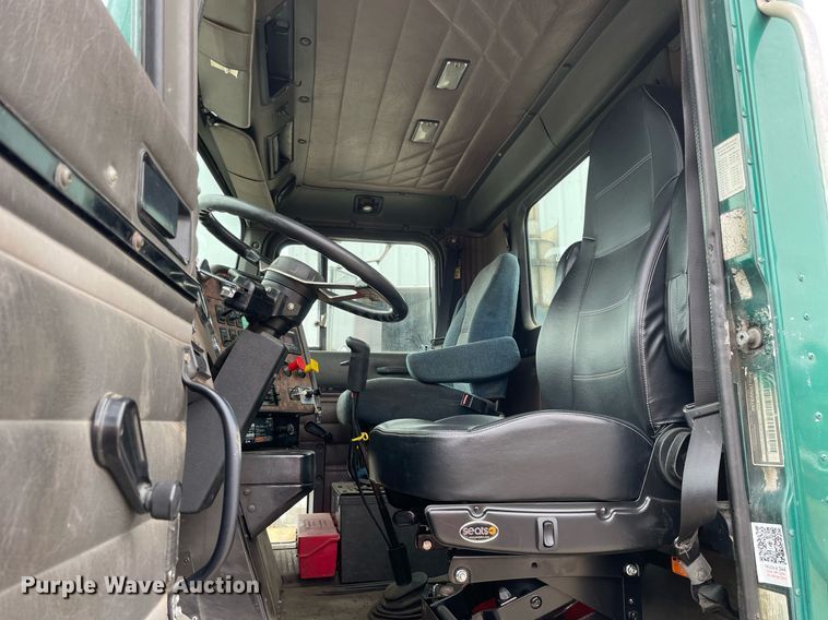 image for item LV9980 1997 International  9200 semi truck