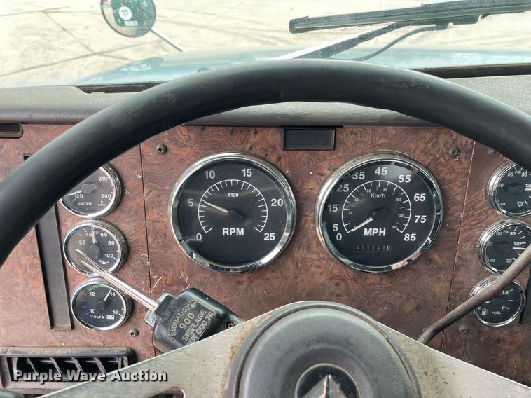 image for item LV9980 1997 International  9200 semi truck