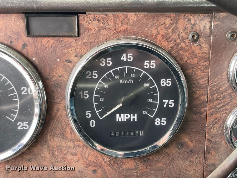 image for item LV9980 1997 International  9200 semi truck