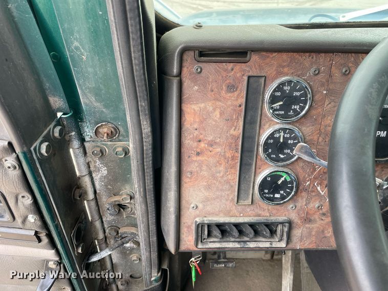 image for item LV9980 1997 International  9200 semi truck