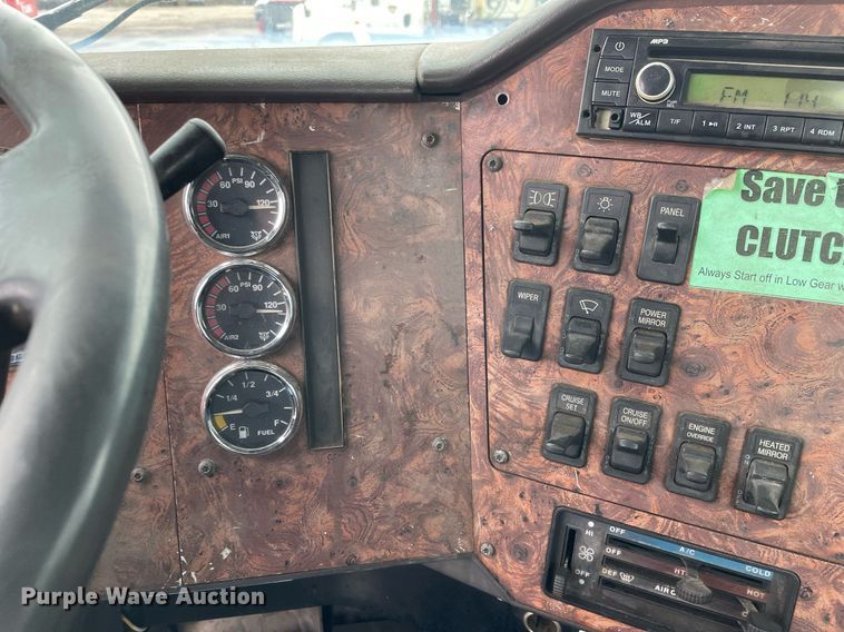 image for item LV9980 1997 International  9200 semi truck