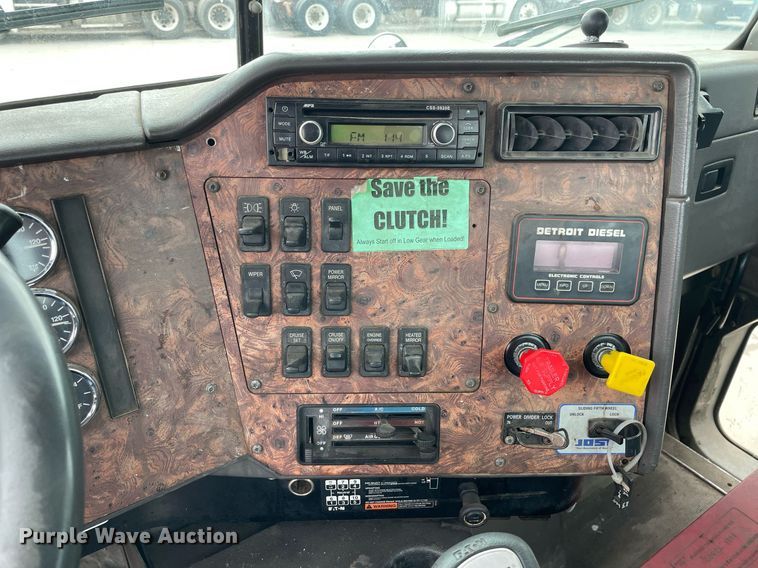 image for item LV9980 1997 International  9200 semi truck