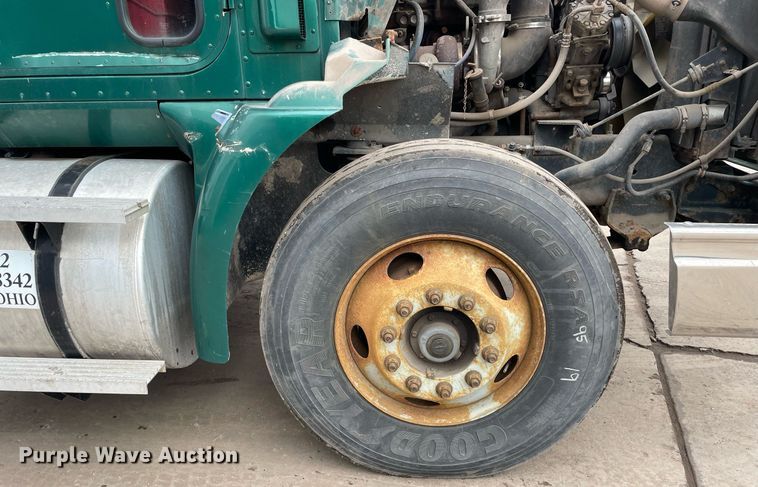 image for item LV9980 1997 International  9200 semi truck