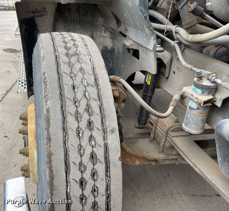 image for item LV9980 1997 International  9200 semi truck