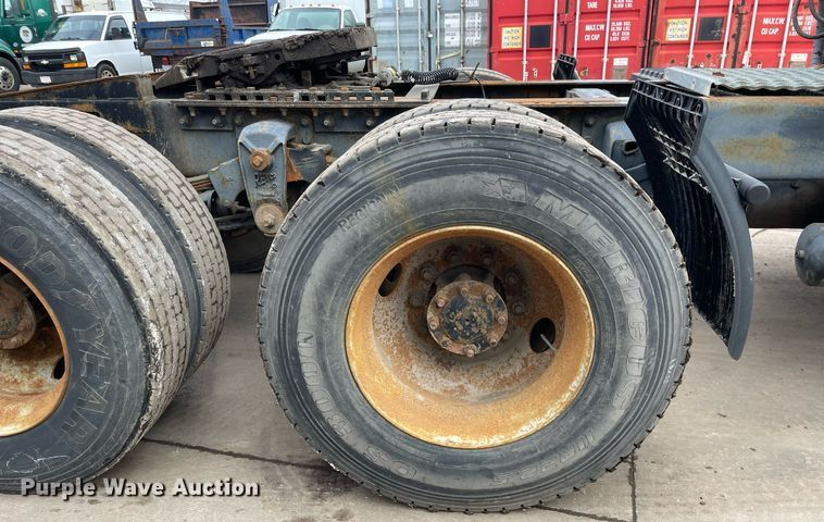 image for item LV9980 1997 International  9200 semi truck