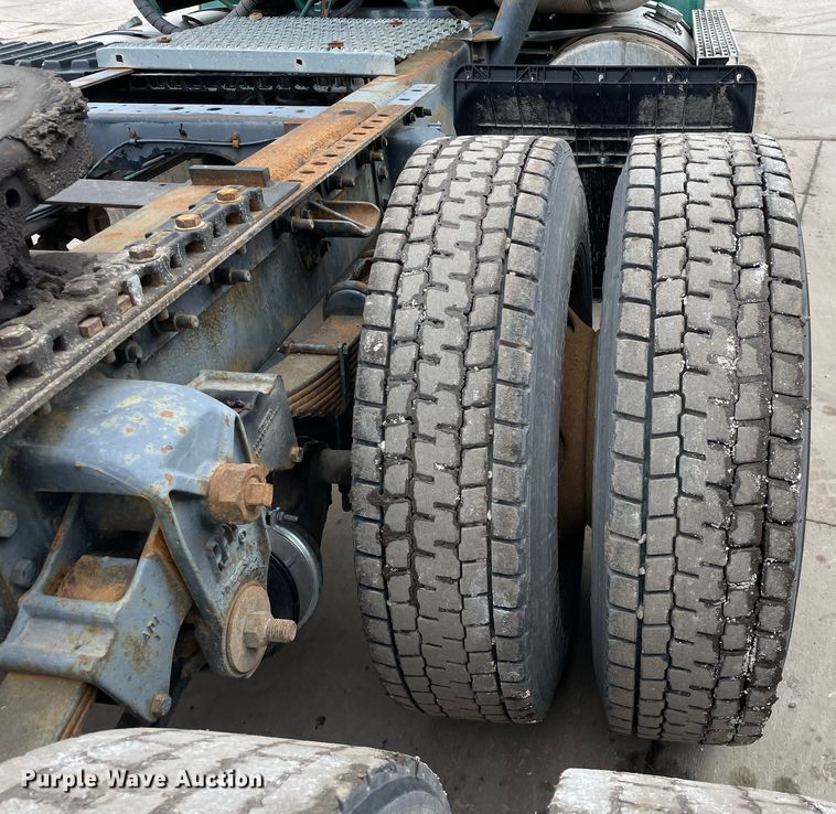 image for item LV9980 1997 International  9200 semi truck