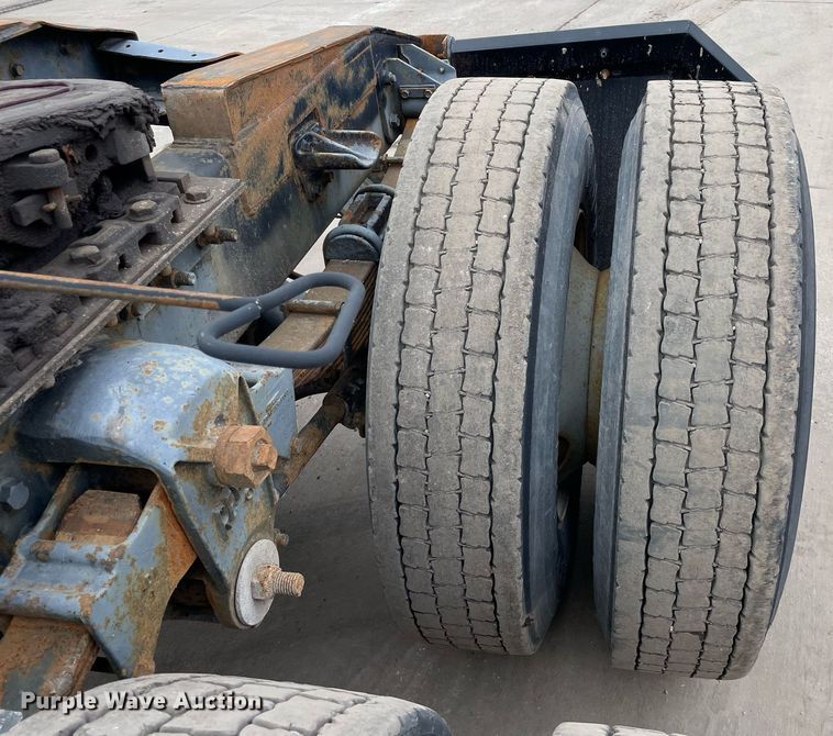 image for item LV9980 1997 International  9200 semi truck