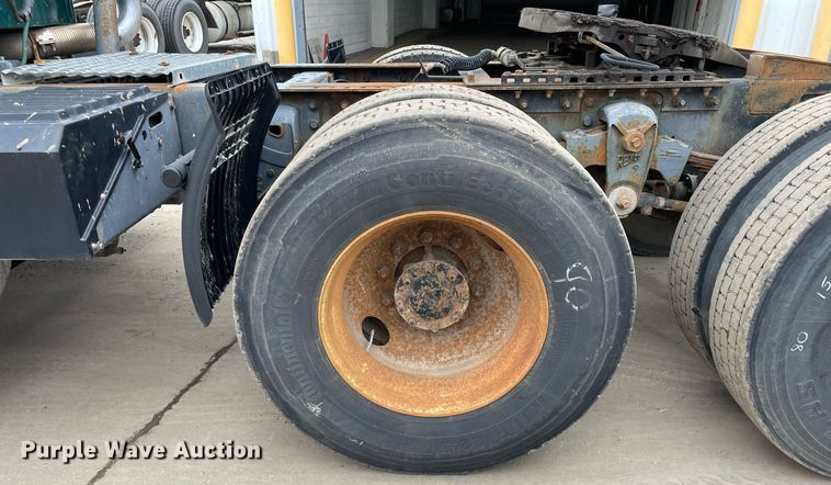 image for item LV9980 1997 International  9200 semi truck