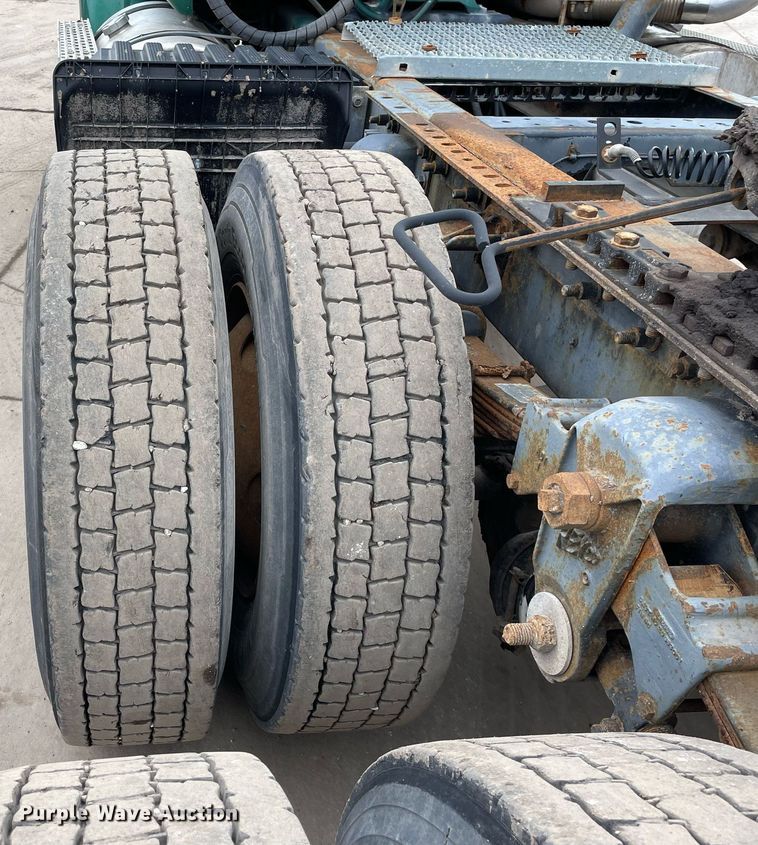 image for item LV9980 1997 International  9200 semi truck