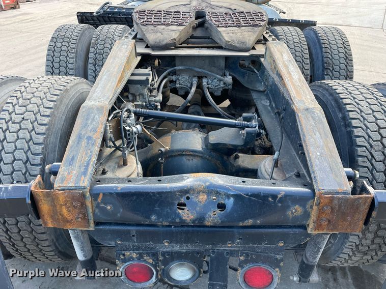 image for item LV9981 1998 International 9100 semi truck