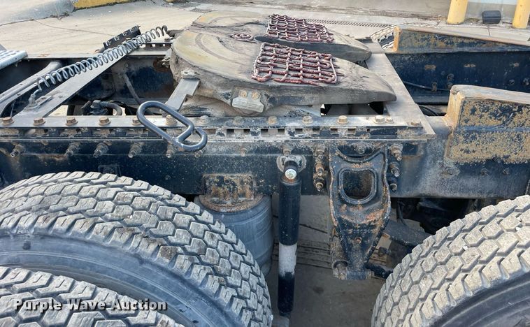 image for item LV9981 1998 International 9100 semi truck