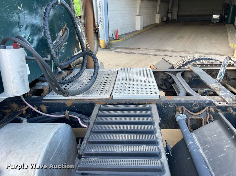 image for item LV9981 1998 International 9100 semi truck