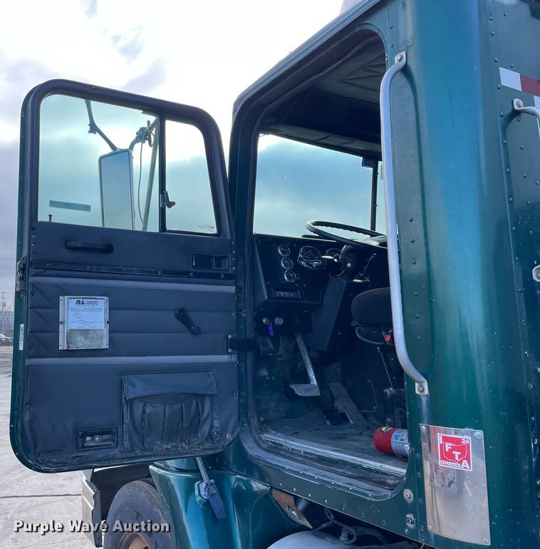 image for item LV9981 1998 International 9100 semi truck