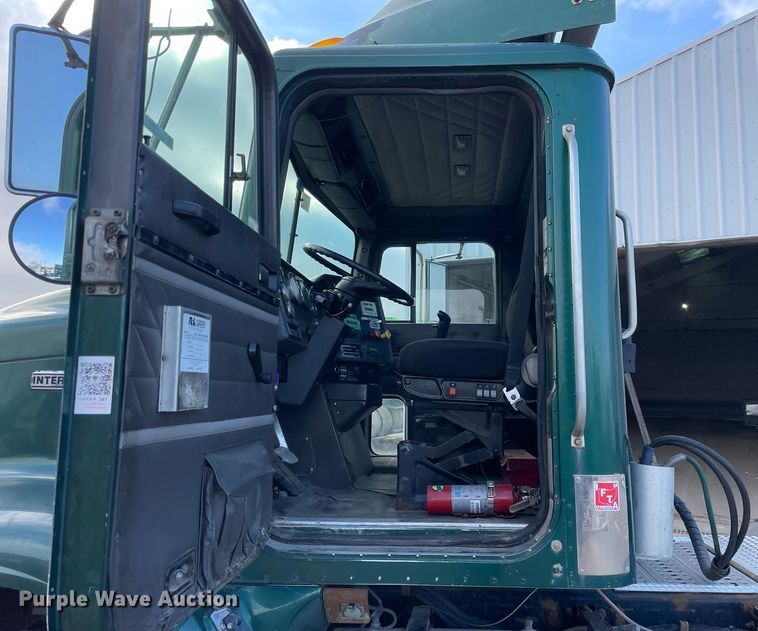 image for item LV9981 1998 International 9100 semi truck