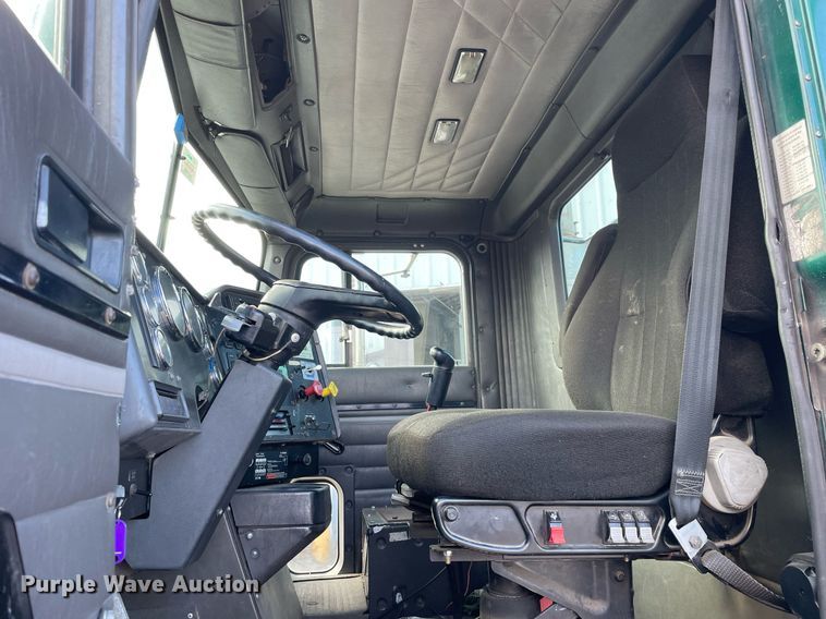 image for item LV9981 1998 International 9100 semi truck