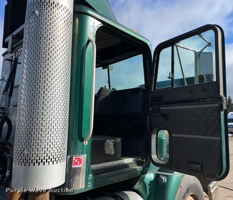 image for item LV9981 1998 International 9100 semi truck