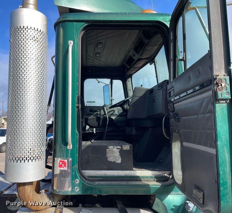 image for item LV9981 1998 International 9100 semi truck