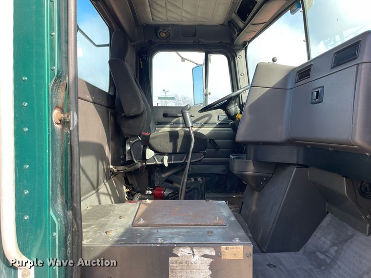 image for item LV9981 1998 International 9100 semi truck