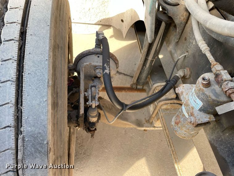 image for item LV9981 1998 International 9100 semi truck