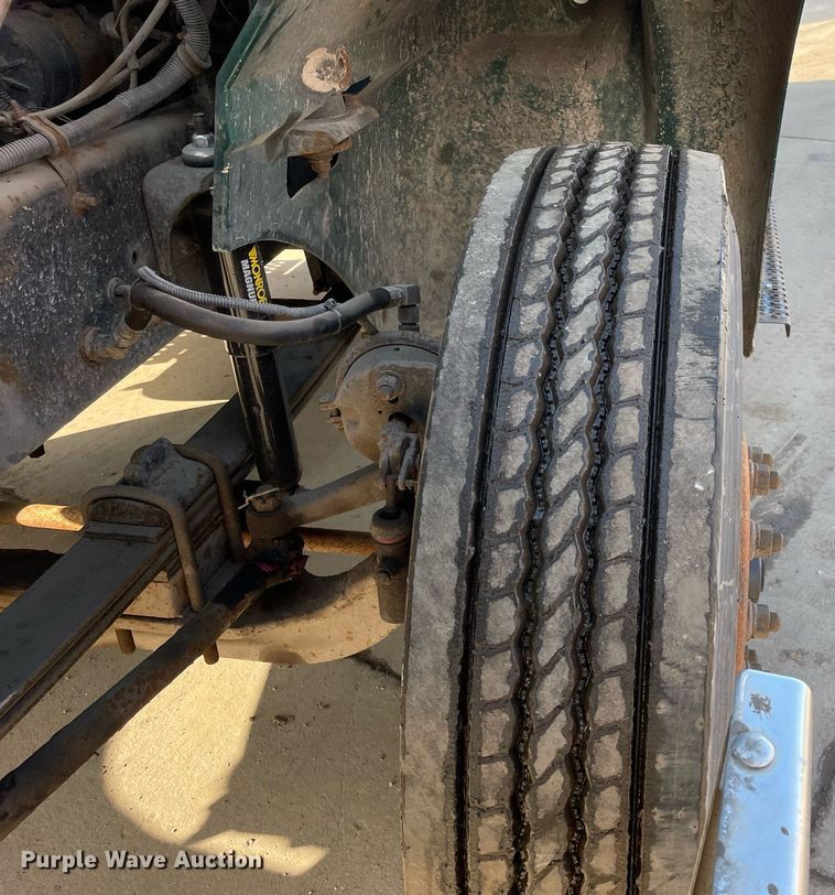 image for item LV9981 1998 International 9100 semi truck