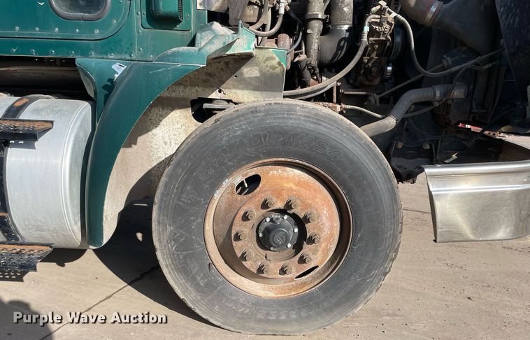 image for item LV9981 1998 International 9100 semi truck