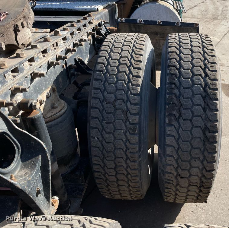 image for item LV9981 1998 International 9100 semi truck