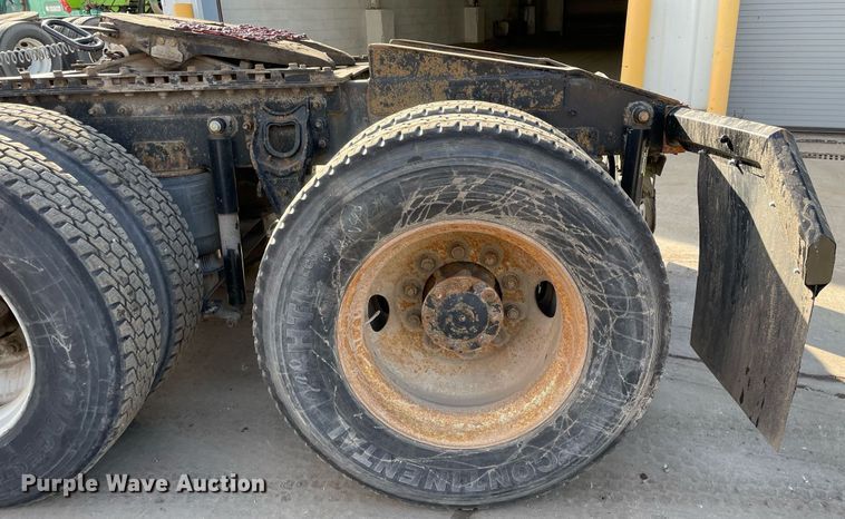 image for item LV9981 1998 International 9100 semi truck