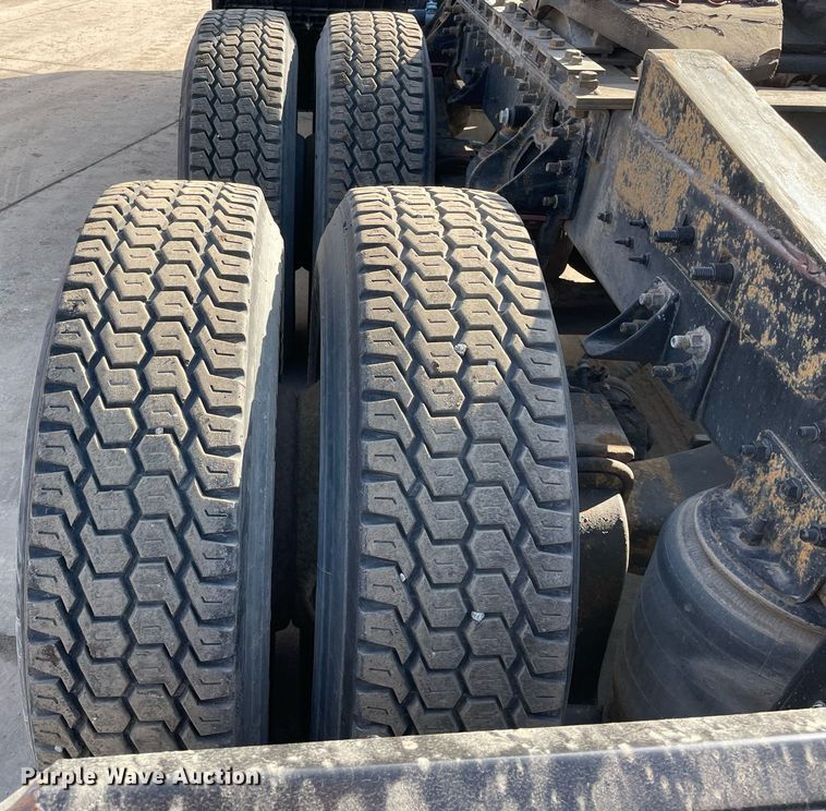 image for item LV9981 1998 International 9100 semi truck