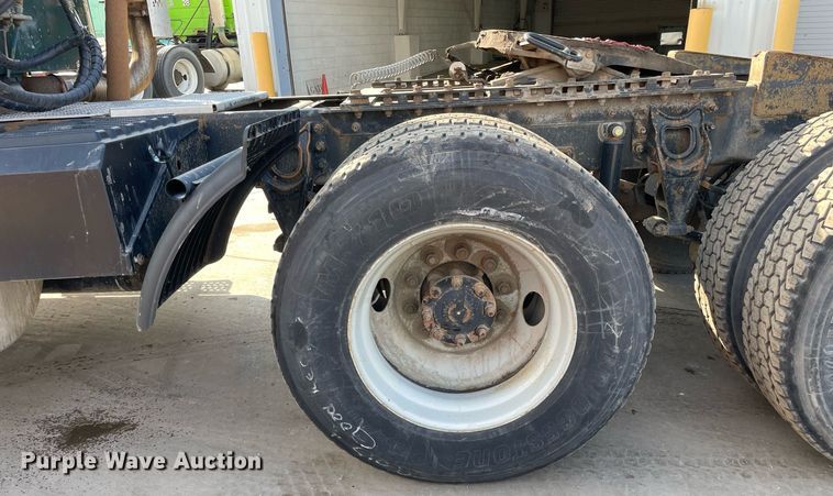 image for item LV9981 1998 International 9100 semi truck