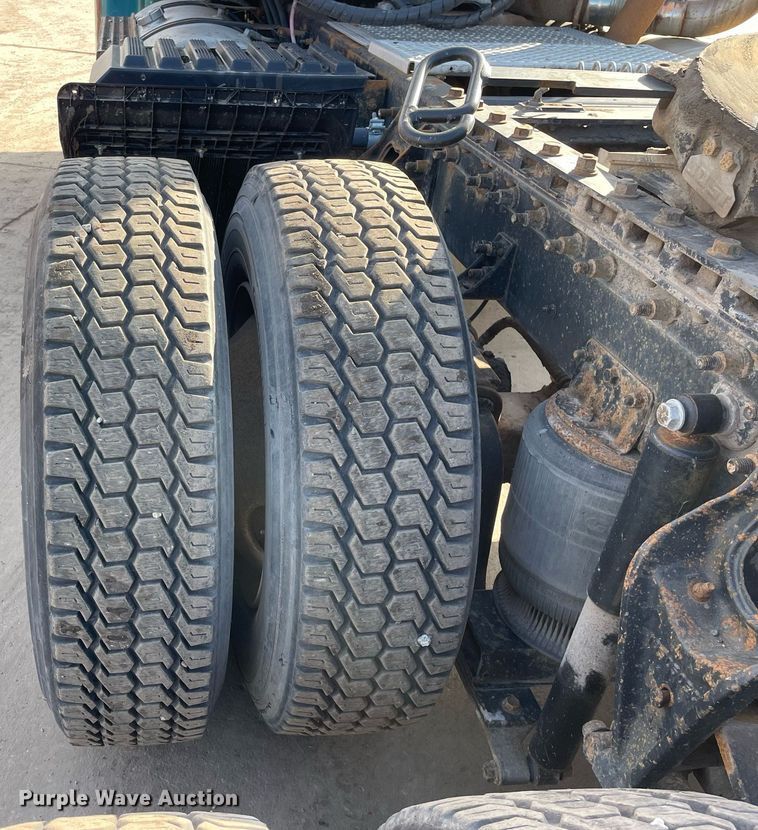 image for item LV9981 1998 International 9100 semi truck